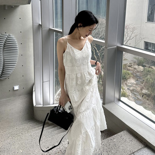 韩国东大门2024夏新款气质V领甜美立体花朵白色吊带连衣裙女长裙