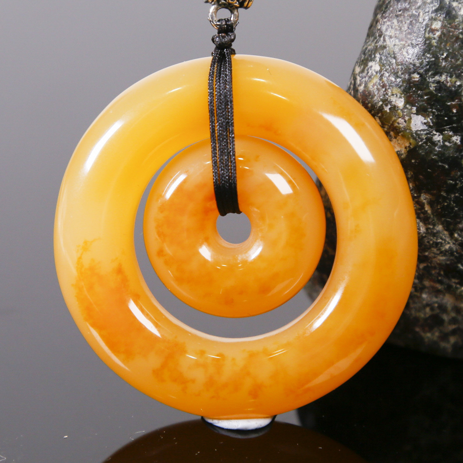 55.94g 精品籽料平安扣挂件 黄龙玉 jfw2-14a0408 - 拍卖