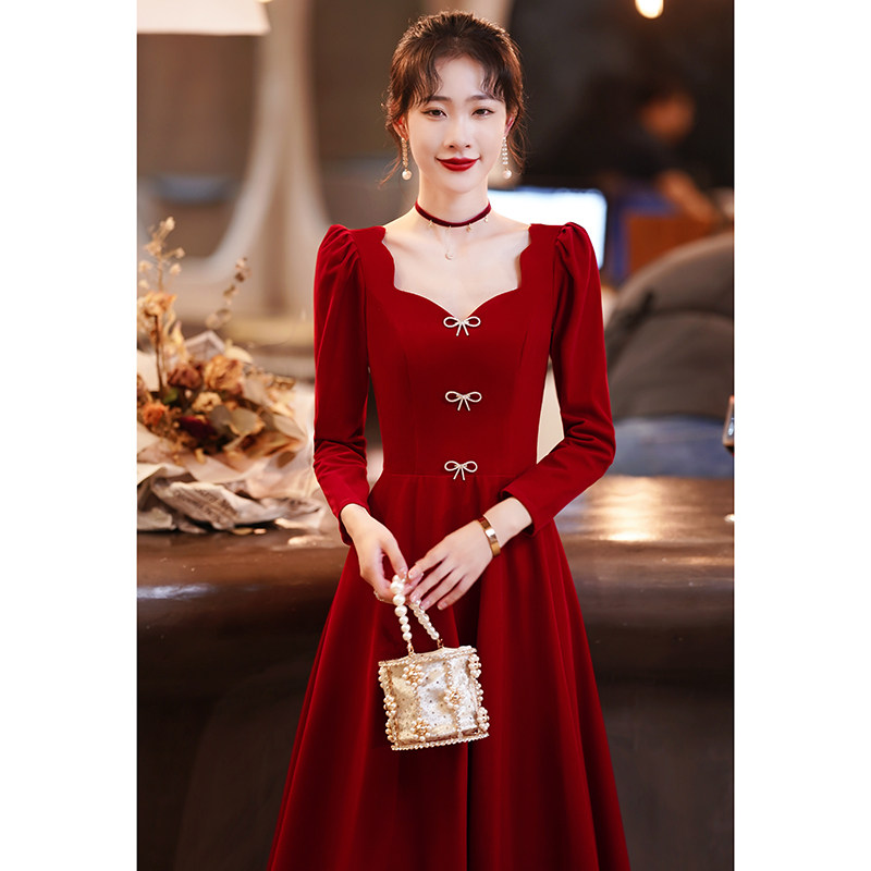 冬季敬酒服新娘2021新款冬天长袖红色丝绒结婚礼服女简单大气订婚