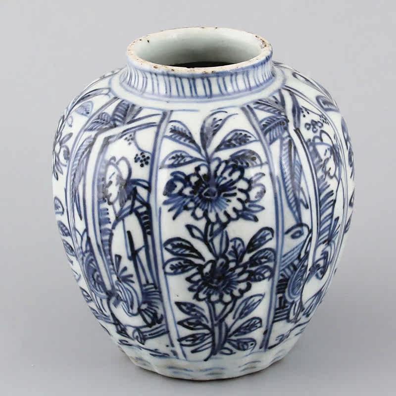 明晚期青花人物花卉纹瓜棱罐