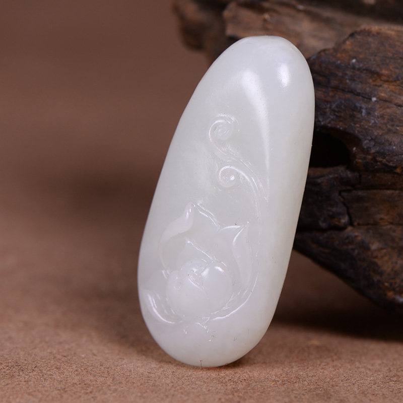 玉雕名家王万洲 和田玉白玉莲花挂件35.73克