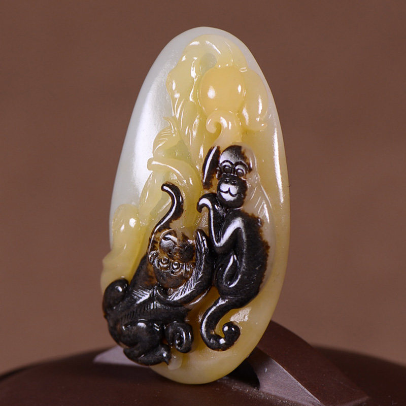 玉雕名家王万洲 和田玉糖白玉双猴抱福挂件 54.65克