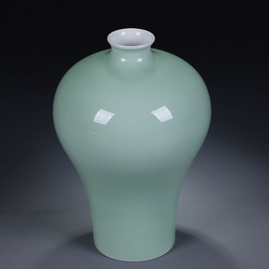 纯正豆青釉梅瓶 非物质文化传承人 监制