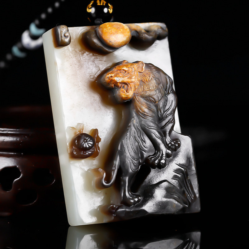 海派玉雕大师崔哲豪作品【猛虎下山】和田玉挂件93.77克