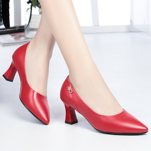 红色单鞋女中跟软皮粗跟真皮浅口防滑春夏季皮鞋高跟软底尖头女鞋