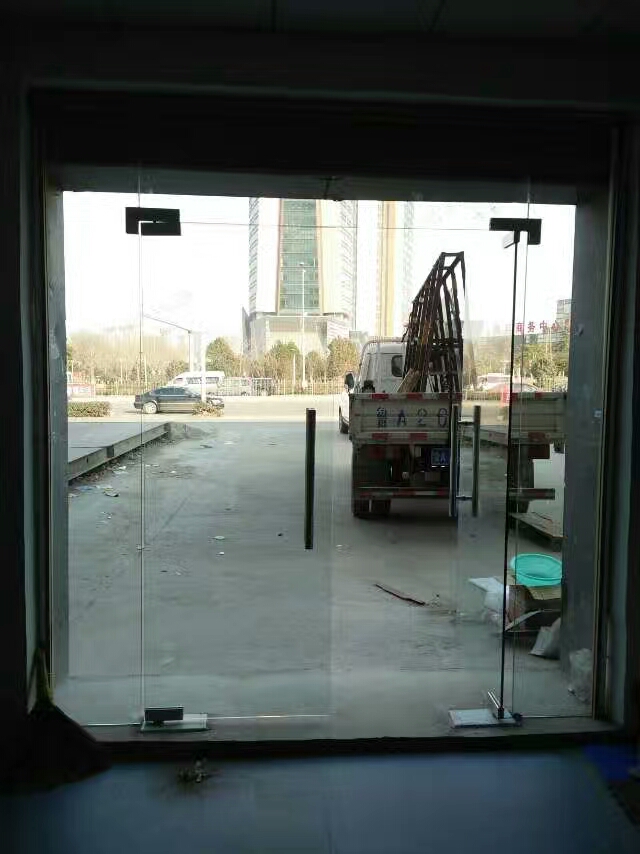 宜家易家居的优惠券大全—济南定做钢化玻璃门无框门办公室隔断店铺地