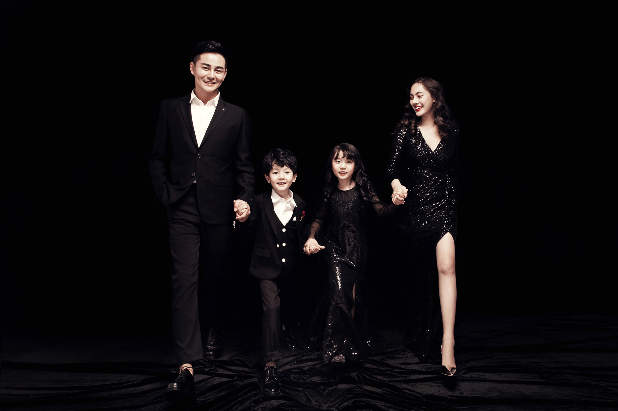 新款一家四口亲子装拍照影楼照相摄影拍照服装黑色礼服亲子照相服