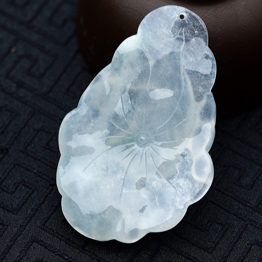 j999 冰种冰白翡翠年年有余吊坠 13.47克