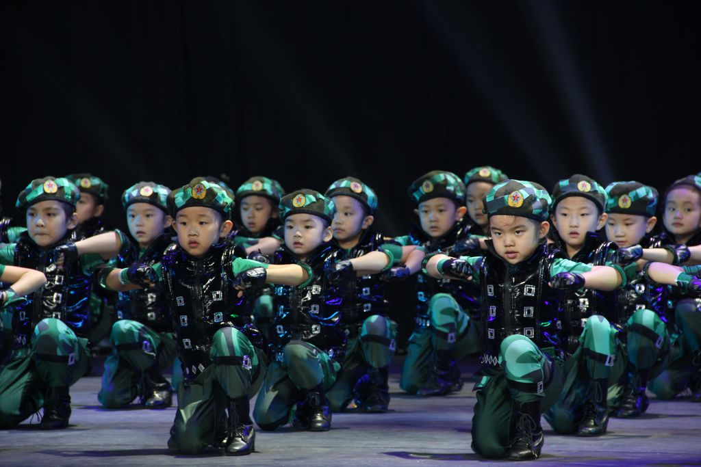 特价军旅服装女演出_军旅服末来保卫者兵娃娃演出服装男女童迷彩军装