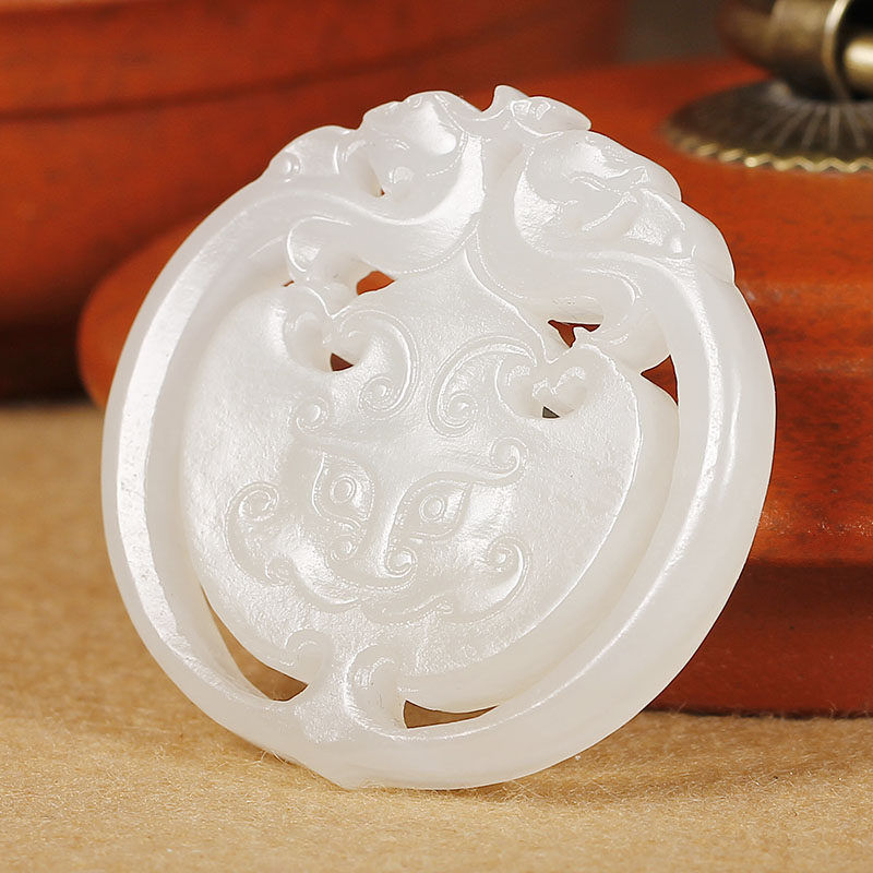 苏工雕刻和田玉白玉 仿古兽面牌 25克