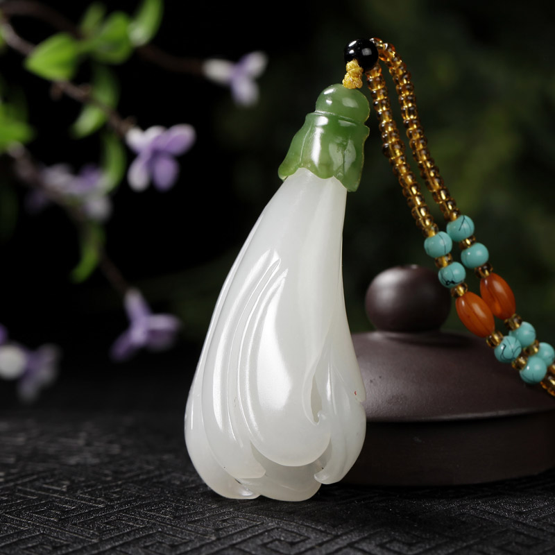 中国玉石雕刻大师周雁明工作室作品和田玉挂件玉兰花 49.4克