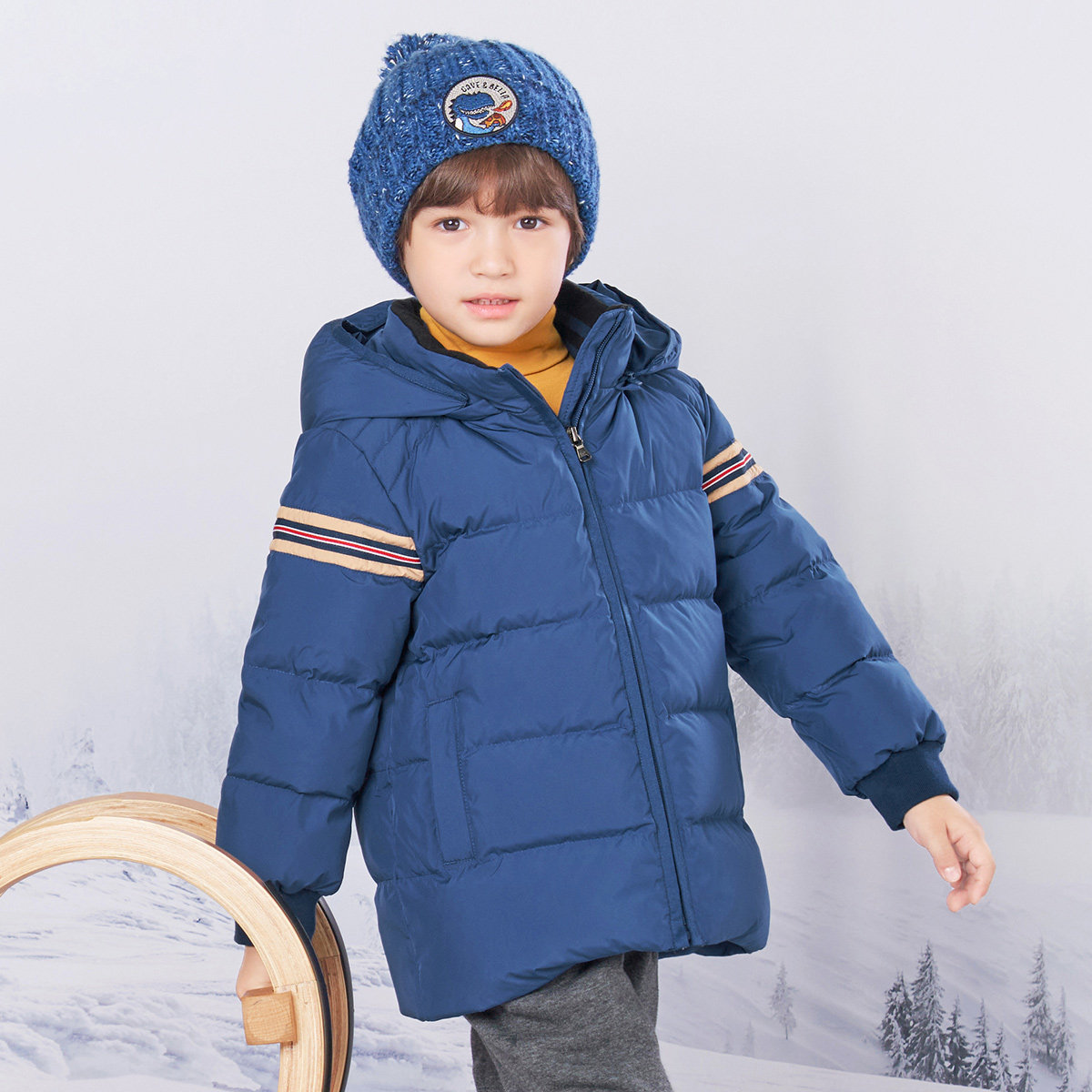 宝蓝色羽绒服男童