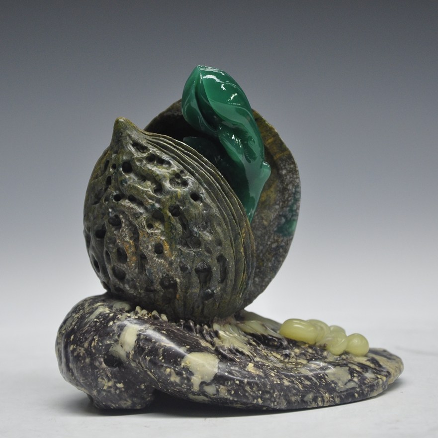 雅安翡翠绿 《核桃》 精品收藏 俏色雕刻