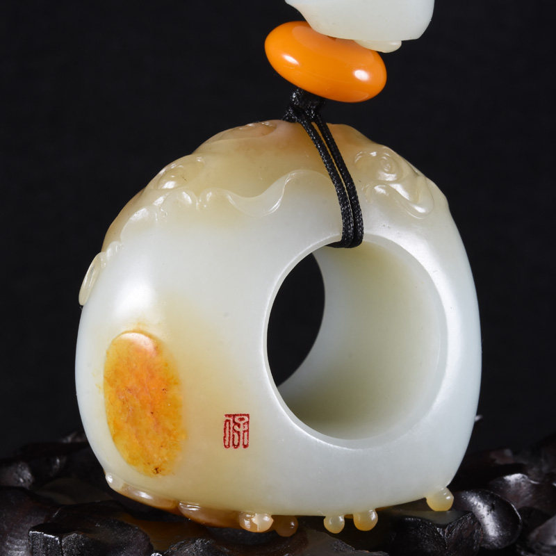 国家级玉雕大师张保国作品 和田玉年年有余扳指 142.65克