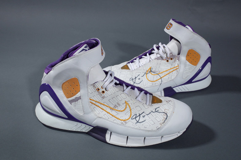 科比签名 2k5 la laser(2005/10/20湖人vs掘金)game used落场鞋