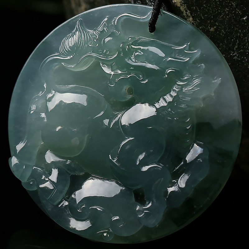 冰种油青色麒麟牌翡翠挂件 49.41克