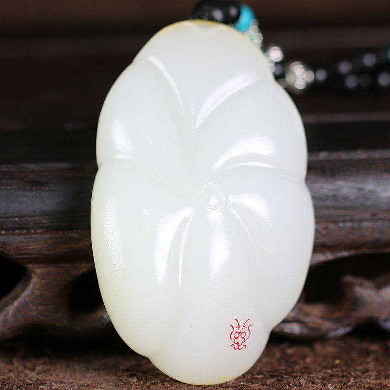 玉雕名家崔疆胜作品和田玉羊脂玉荷叶挂件重33.634克