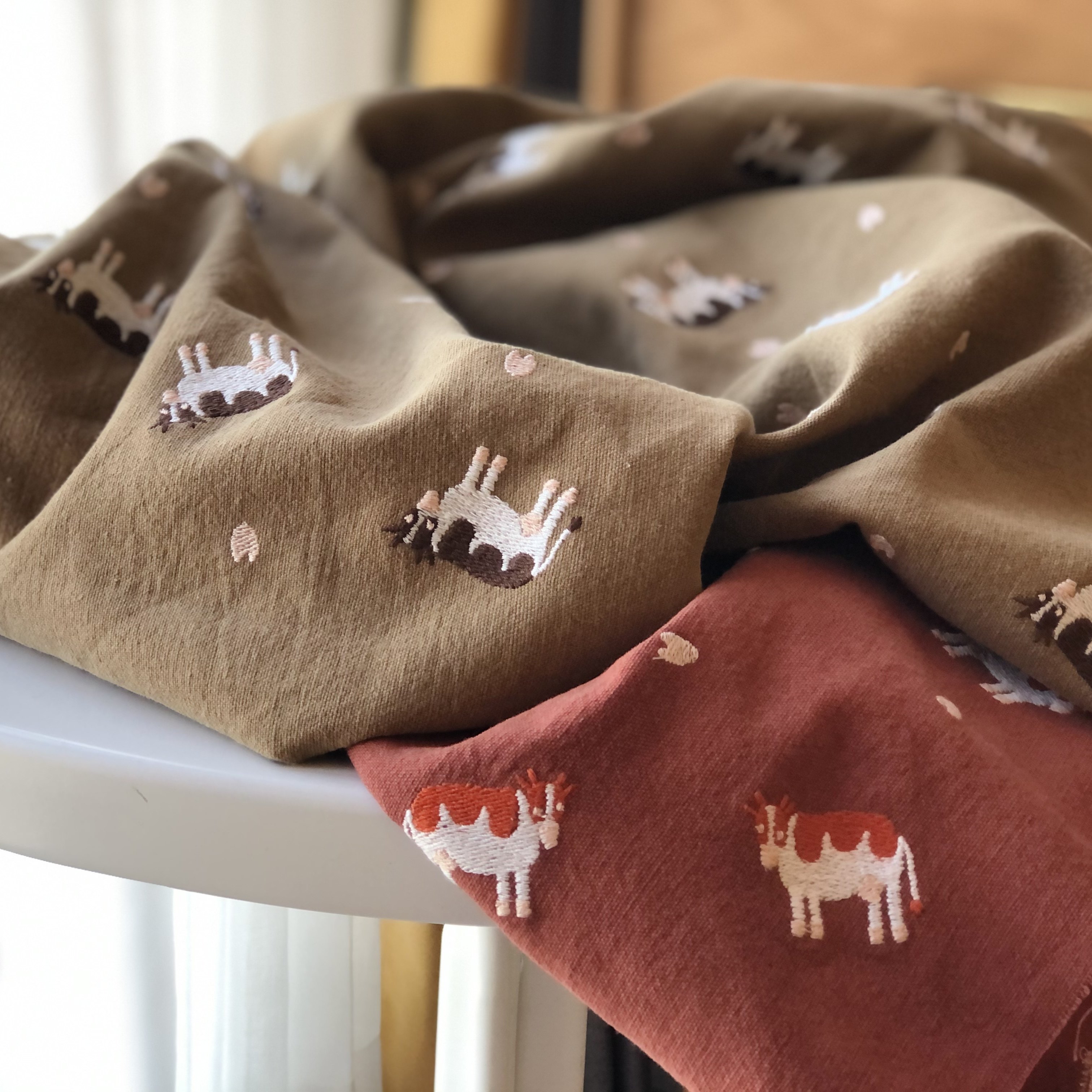 刺绣牛牛日式立体刺绣面料卡通图案棉麻布料沙发抱枕diy包包服装