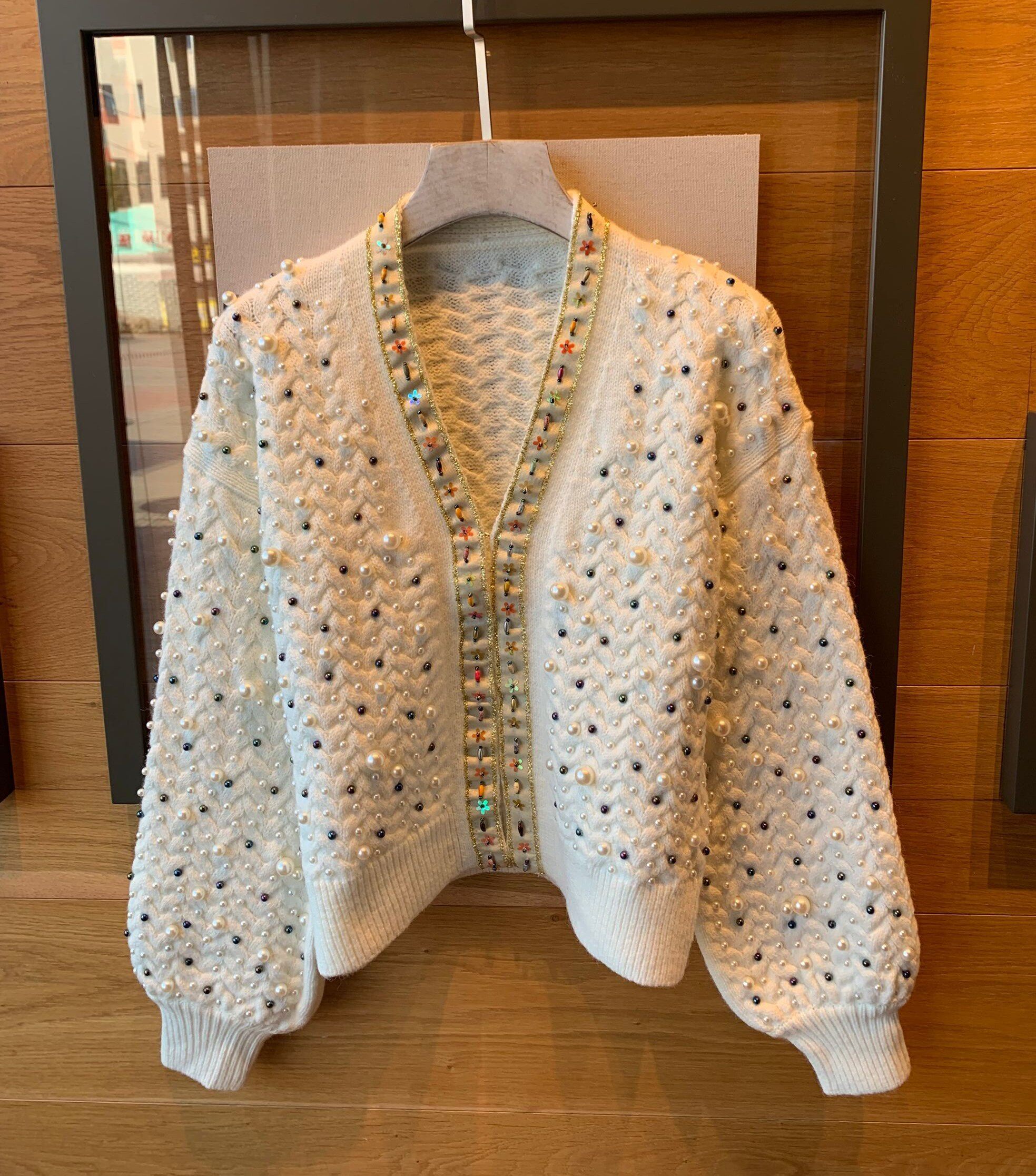 白色短外套女冬 小香风_2020秋冬小香风钉珠珍珠v领羊毛针织开衫甜美