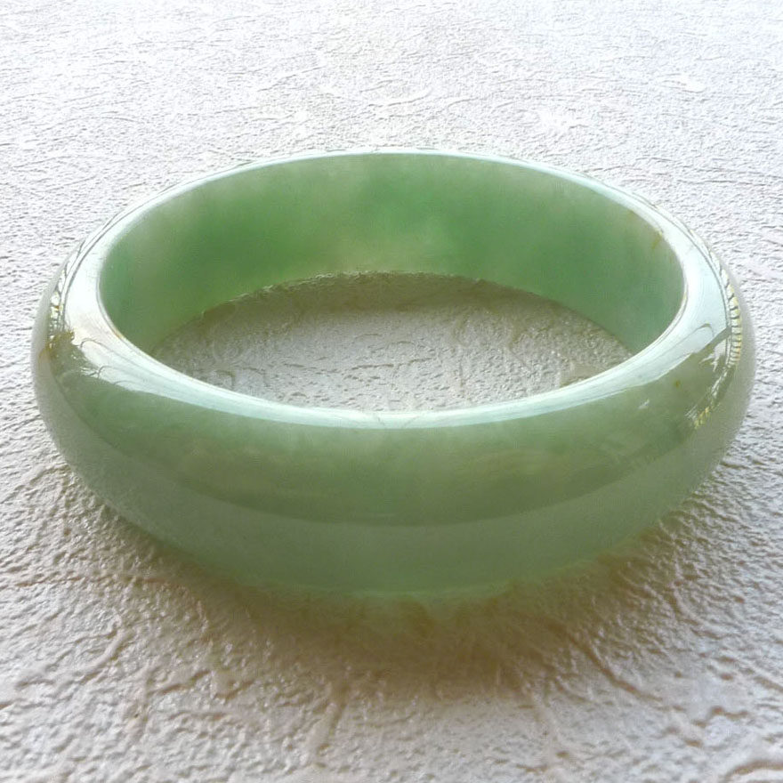 天然翡翠a货浅绿色圆口手镯69.50克 (内径56.3mm)