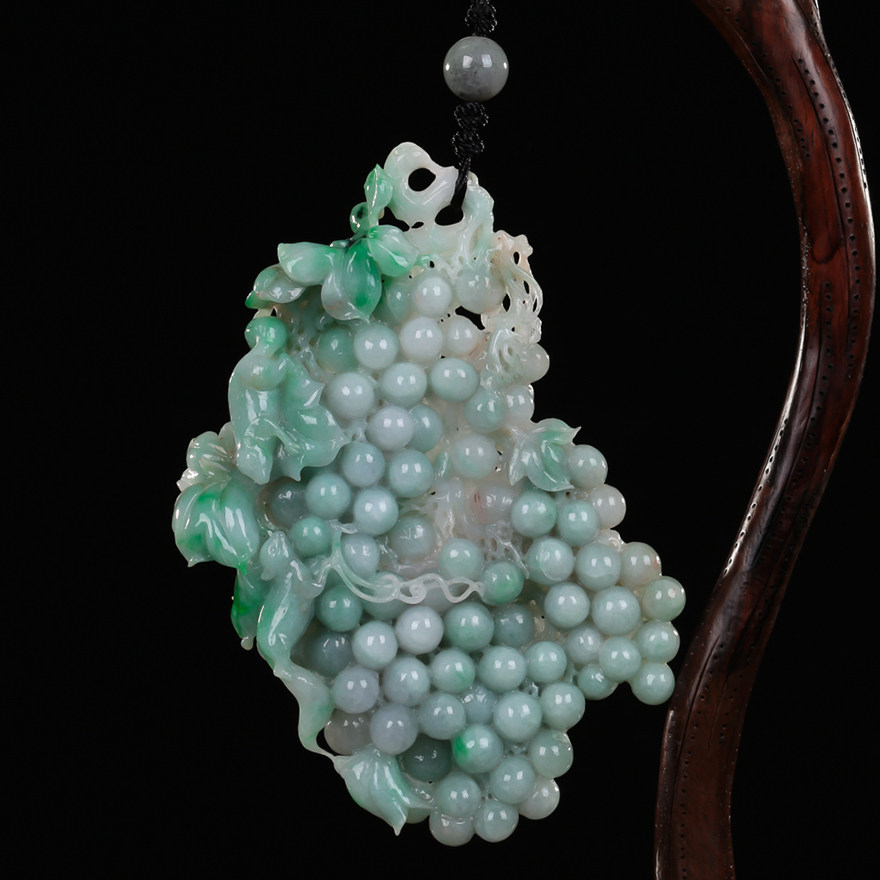 天然a货翡翠飘阳绿葡萄摆件0.95千克