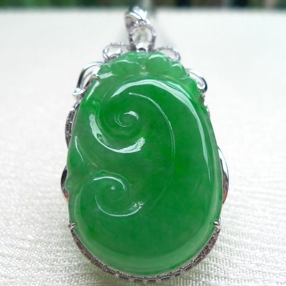 18k金伴钻镶嵌a货翡翠冰糯种翠绿色玉如意吊坠10.53克