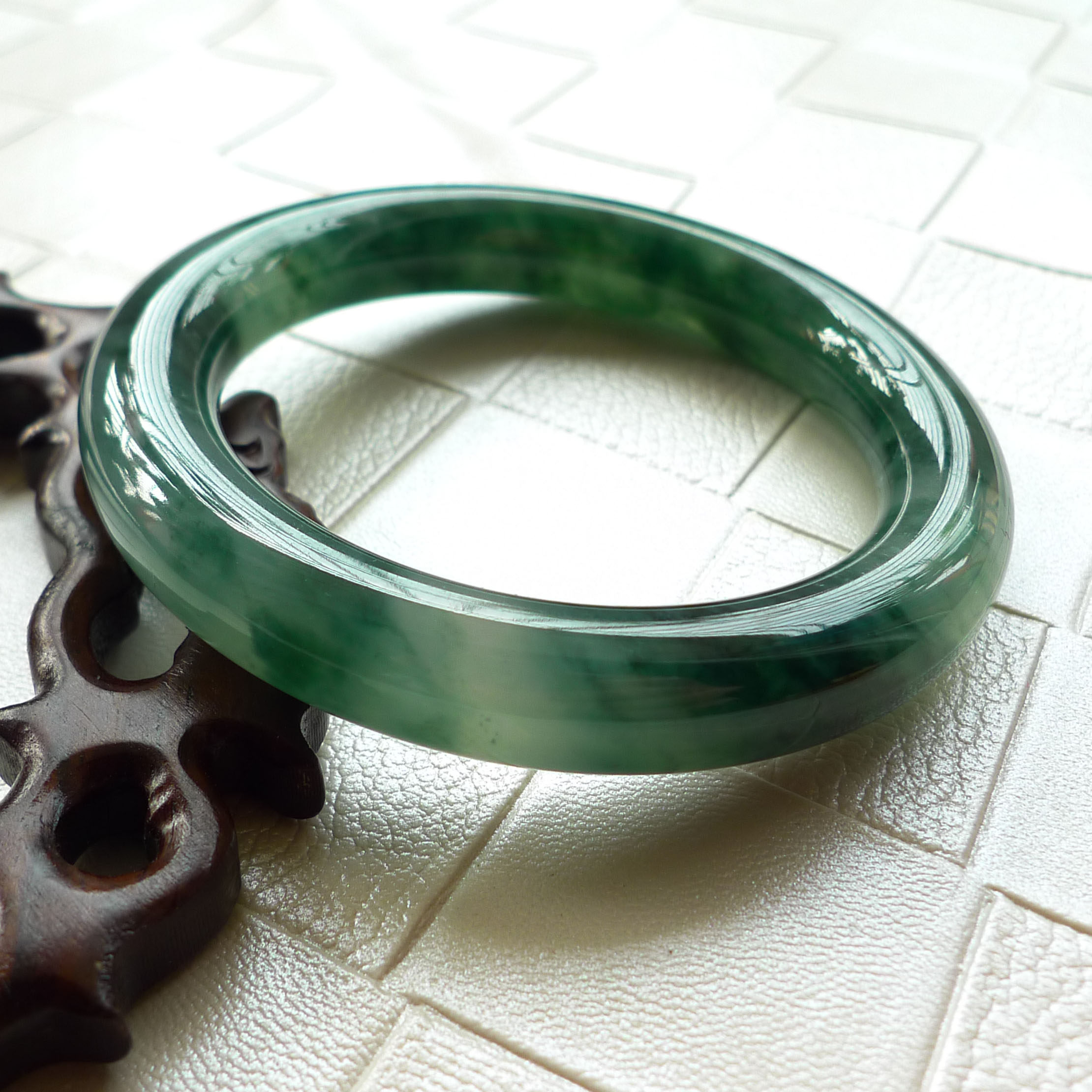 老料飘蓝花a货翡翠圆条手镯67.92克 (内径56mm)