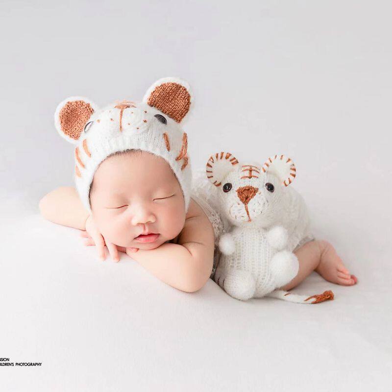 新生的儿拍照道具2022虎宝宝摄影帽子影楼满月婴儿小老虎玩偶套装