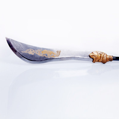 沈岸(袁 弘饰)满弓刀一把