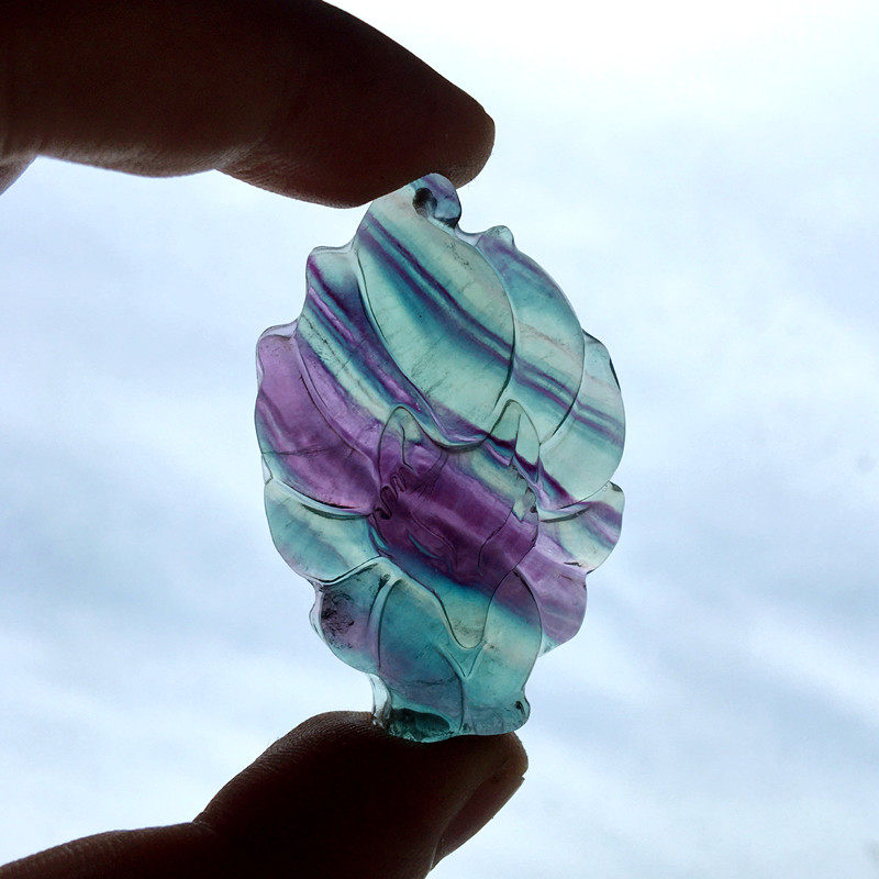 天然萤石吊坠雕刻狐狸挂件七彩萤石水晶挂件蝴蝶猫头鹰形状礼物