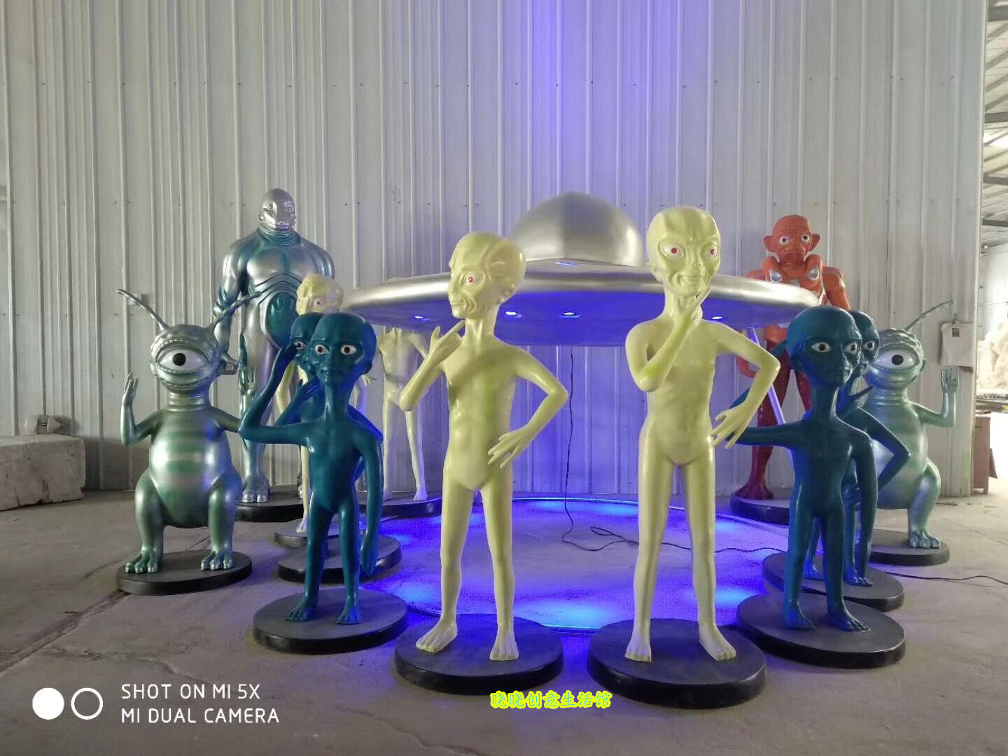 外星人雕塑UFO怪兽玻璃钢定制大型户外卡通外星人模型装饰摆件