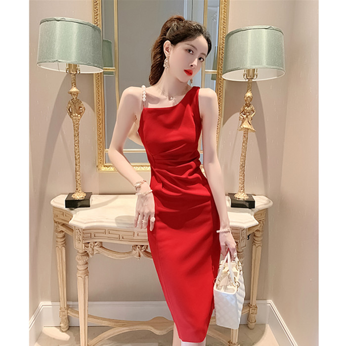 红色吊带连衣裙修身