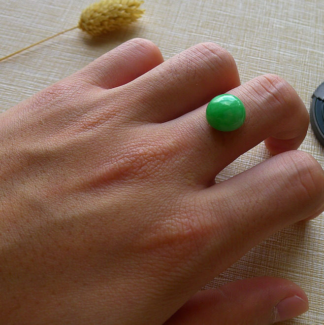 天然豆绿 老坑缅甸翡翠a货细腻满绿蛋面戒面1.68g