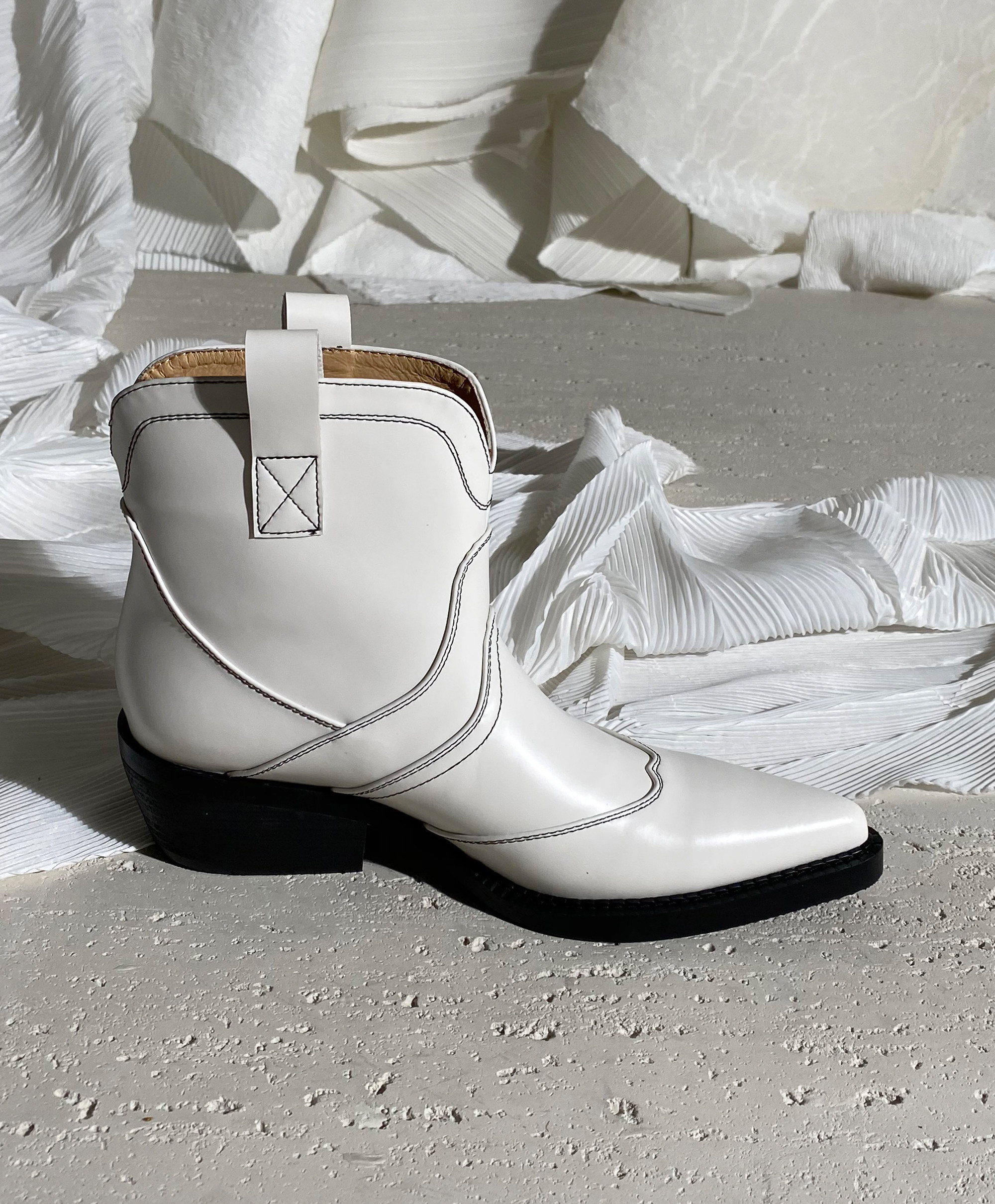 莲花府邸西部牛仔靴帅气尖头粗跟女靴时尚欧美酷帅潮短筒靴切尔西