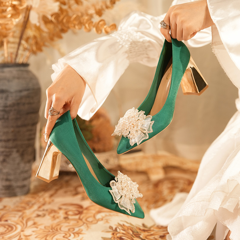 新款绿色婚鞋结婚蝴蝶结水钻绸缎单鞋新娘秀禾鞋尖头粗跟高跟鞋潮