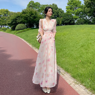 粉色碎花连衣裙女2024夏季新款减龄气质收腰显瘦茶歇法式优雅长裙