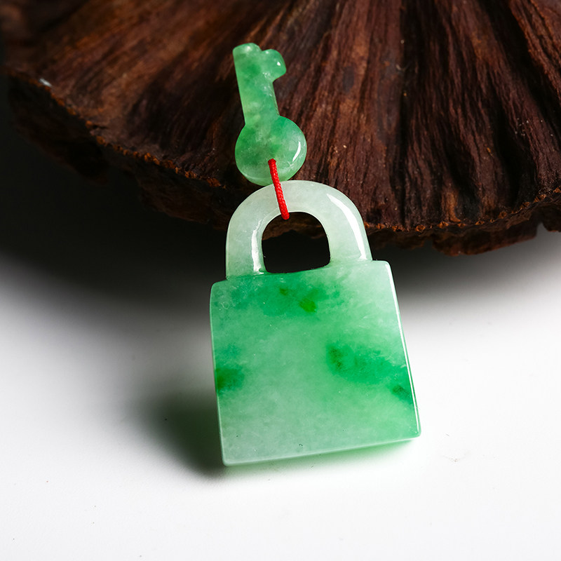 赵玉谦工作室作品 恒盛元翡翠 天然a货冰糯种翠绿色同心锁8.39g