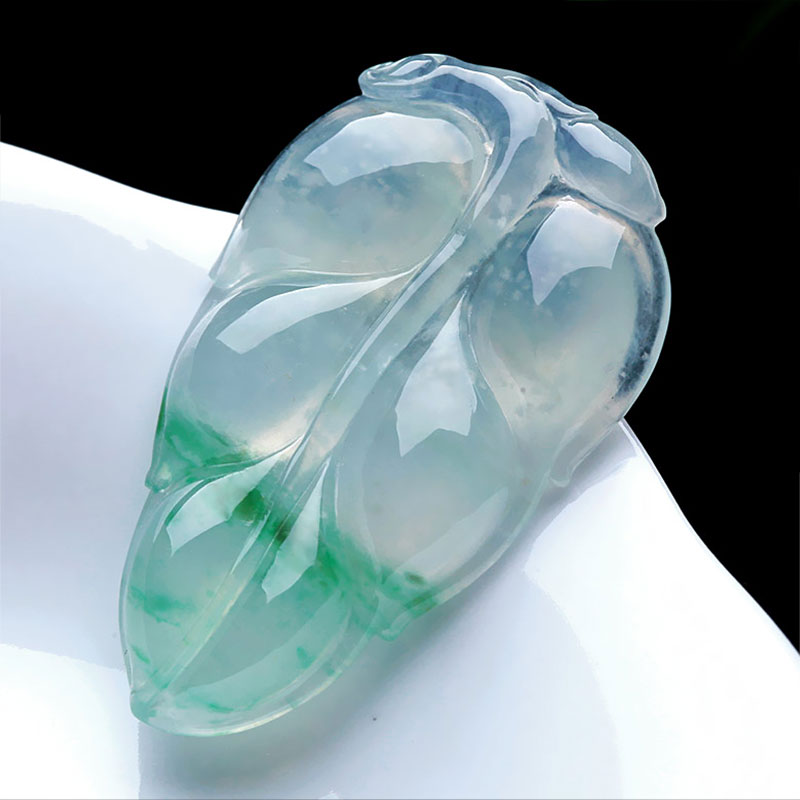 冰糯种翠绿色翡翠玉叶吊坠 8.36克