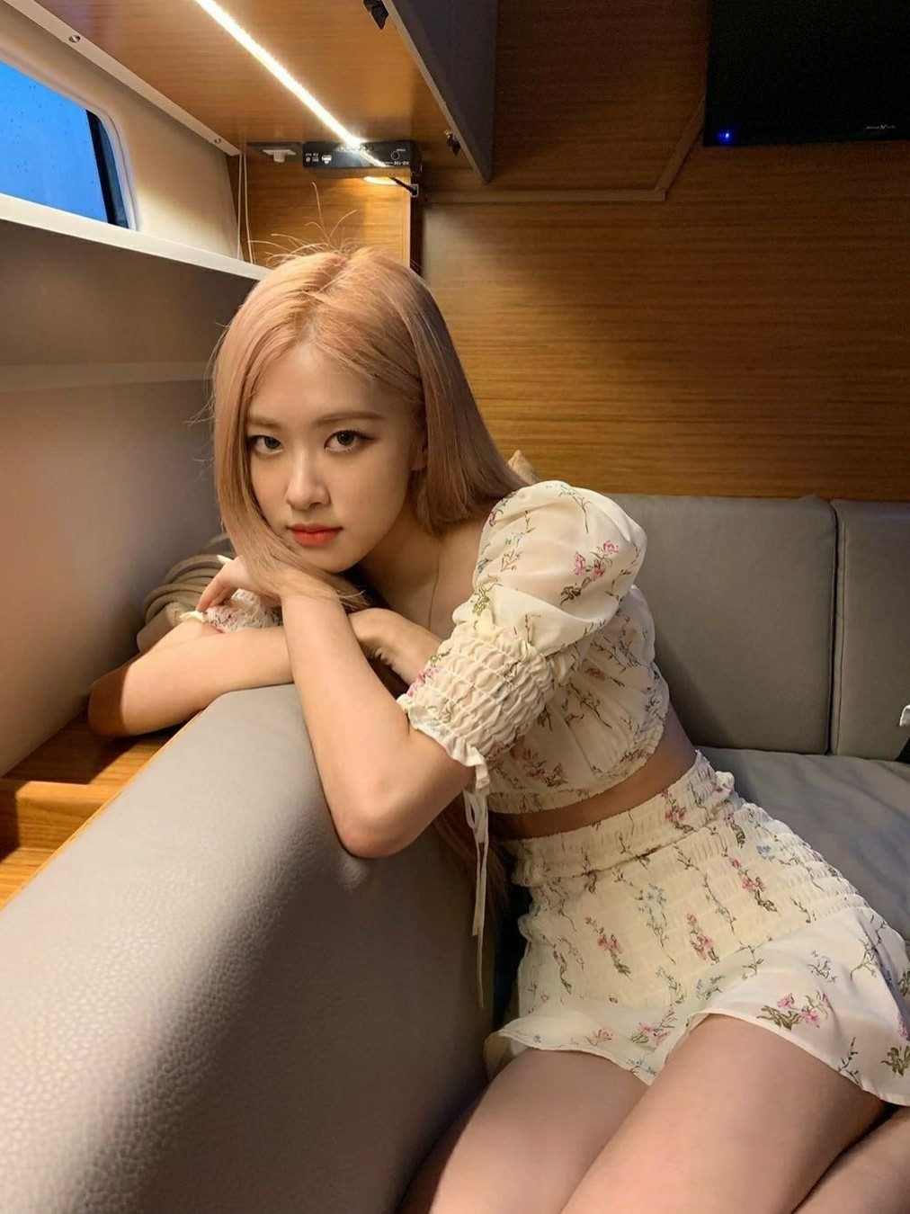 blackpine朴彩英rose同款小碎花方领短款露脐上衣 高腰半身裙套装