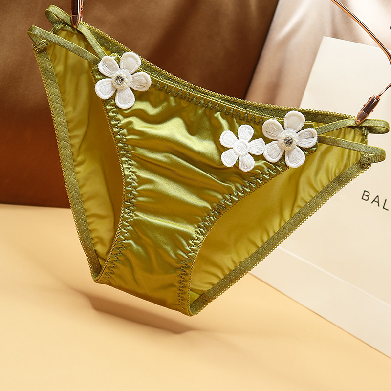 日系内裤女无痕舒适包臀丝绸低腰女士性感一片式花朵细带镂空短裤