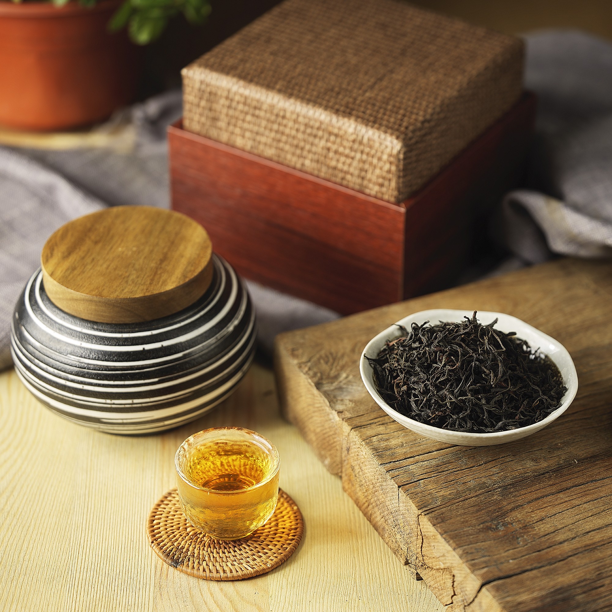 n21臻选茶礼 云南早春古树滇红 台湾陶罐装散茶120g