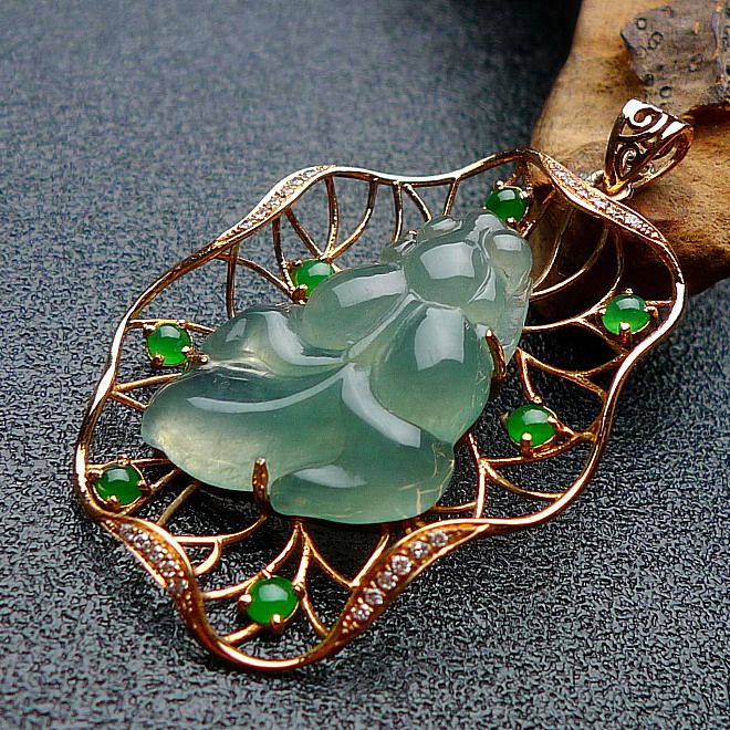 18k金镶嵌钻石绿水荷叶鱼吊坠 5.35克