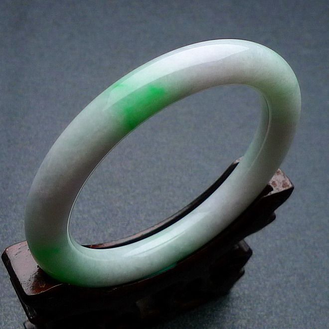 翡翠a货 老种挂淡阳绿水润圆条手镯 46.19克