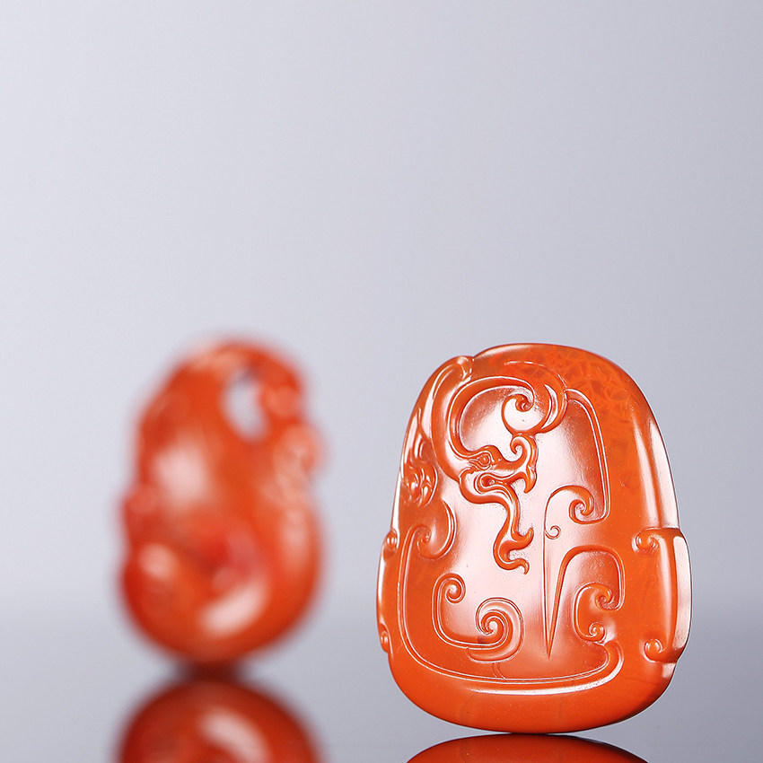 陆爱风 南红玛瑙龙凤对牌