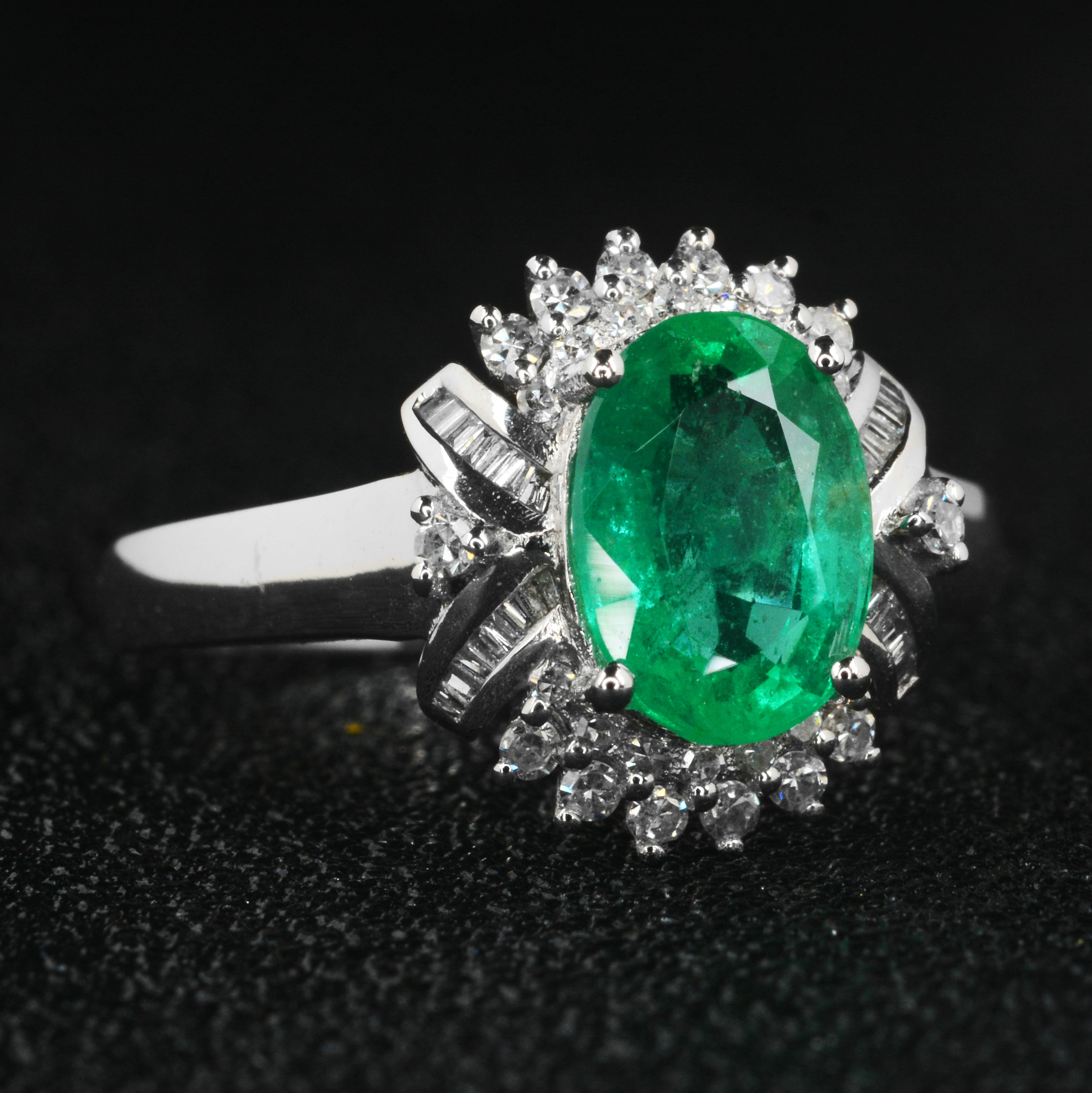 1.65ct 18k金天然祖母绿戒指 伴镶钻石 豪镶经典 2882