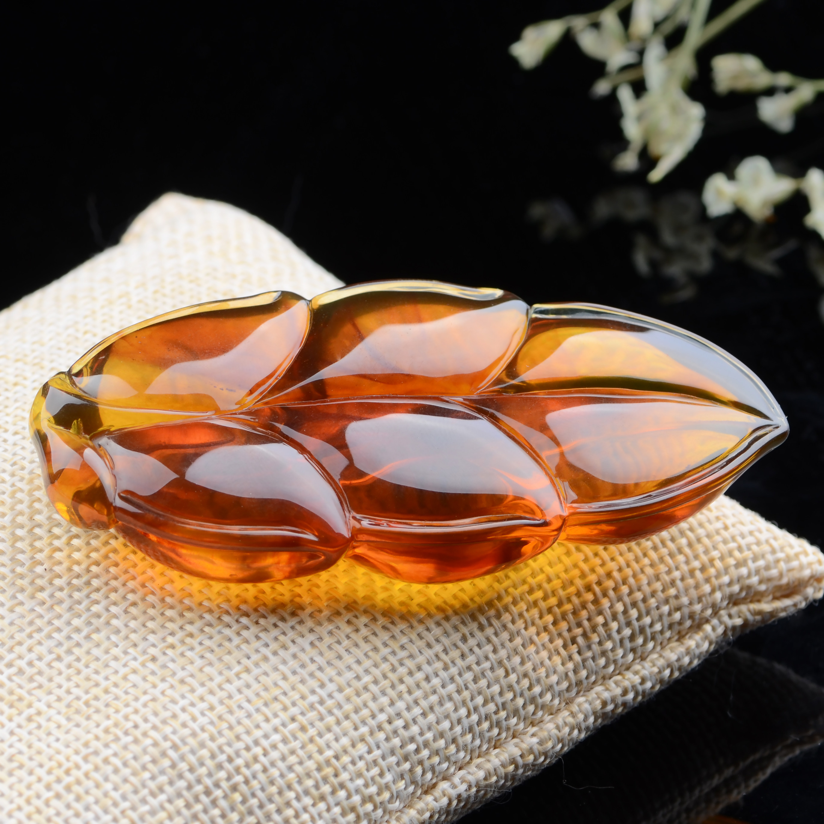 22.93g 精雕琥珀金棕珀 《金枝玉叶》吊坠【强荧光】