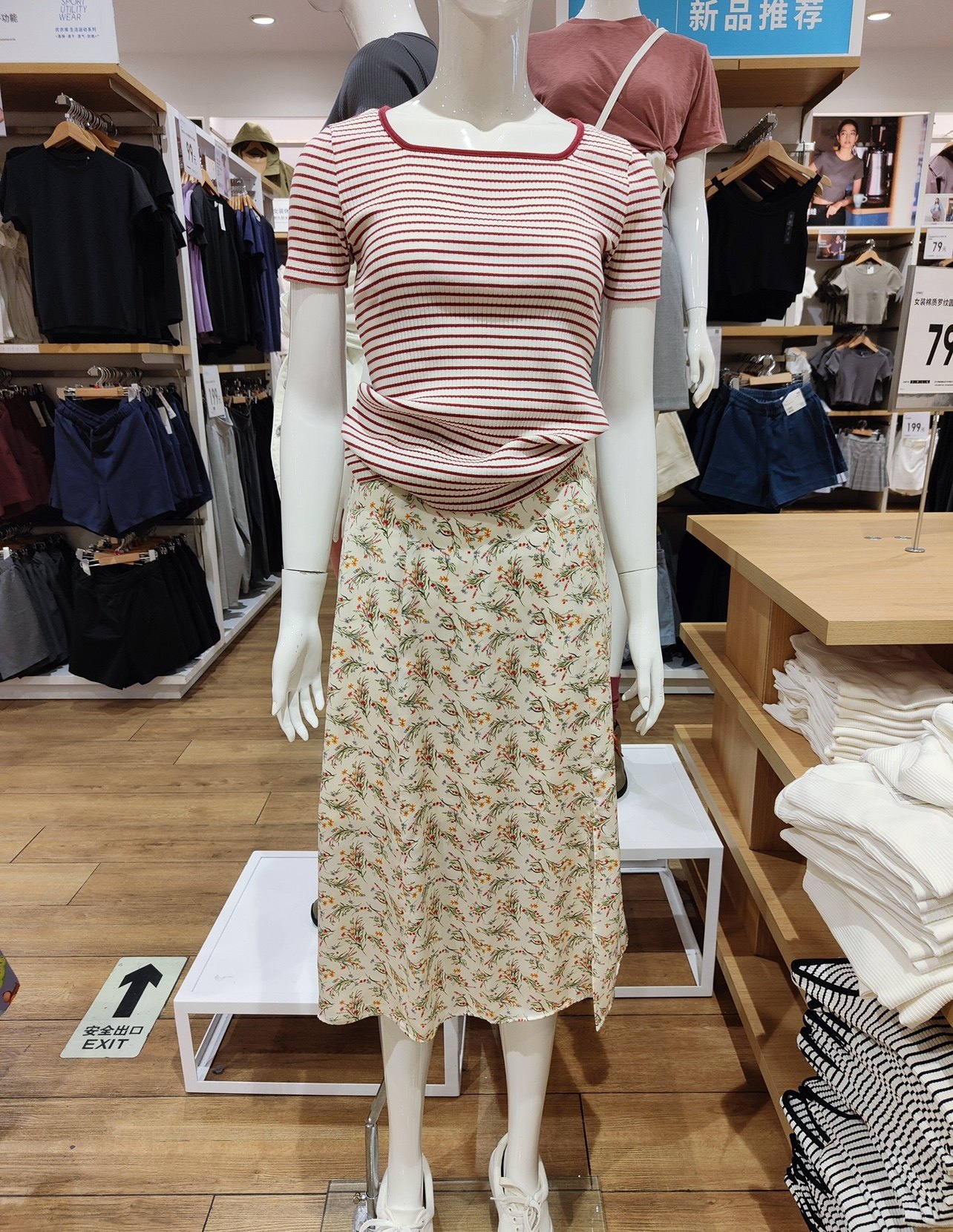 优衣库女装夏t恤