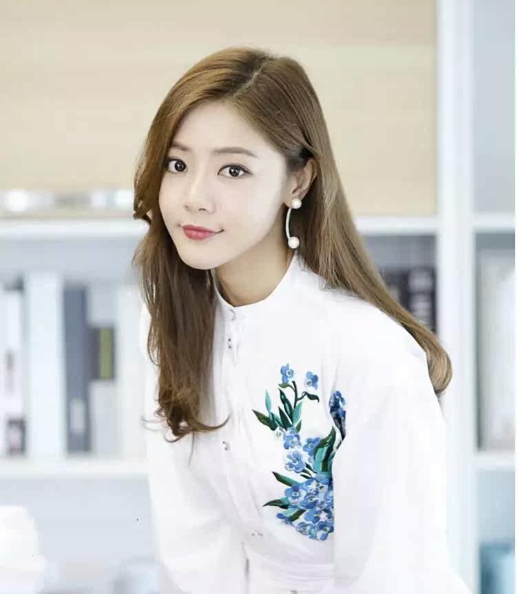 韩版2018春季新款我不是精英邓家佳韦晶明星同款白色刺绣花衬衫女