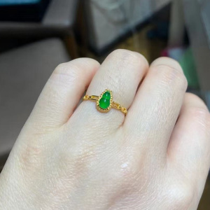 冰种阳绿小葫芦戒指 女款 锁骨翡翠戒指 18k金镶嵌葫芦戒指