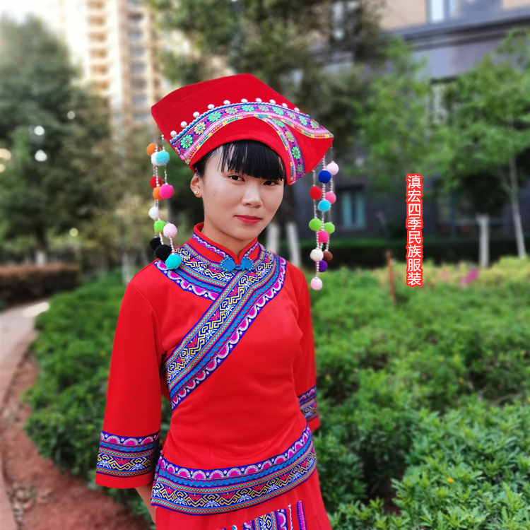广西民族风特色壮族女帽,演出服装搭配彩色毛球飘带,银饰铃铛帽